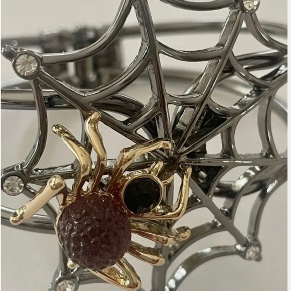 Bella & Jack SPIDER WEB CUFF BRACELET Hinge *Halloween
*Rhinestones *Bla… - Picture 1 of 4